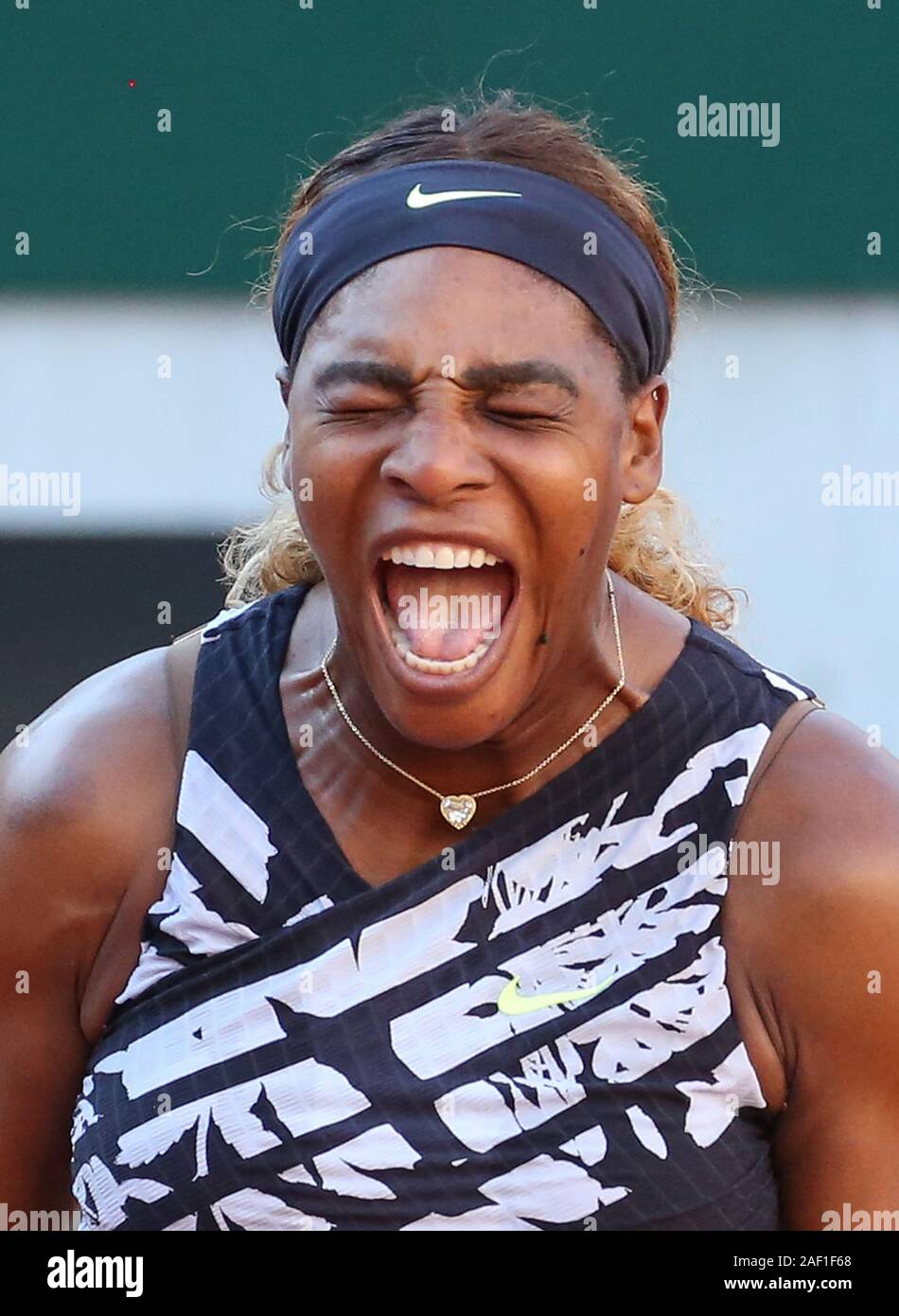 Paris, France. Dec 12, 2019. American Serena Williams réagit après un moment pendant son français Open de troisième-match contre l'Américain Sofia Kenin à Roland Garros à Paris le 1 juin 2019. Kenin défait 6-2, 7-5 Williams, à l'avance à la quatrième ronde. Photo de David Silpa/UPI UPI : Crédit/Alamy Live News Banque D'Images