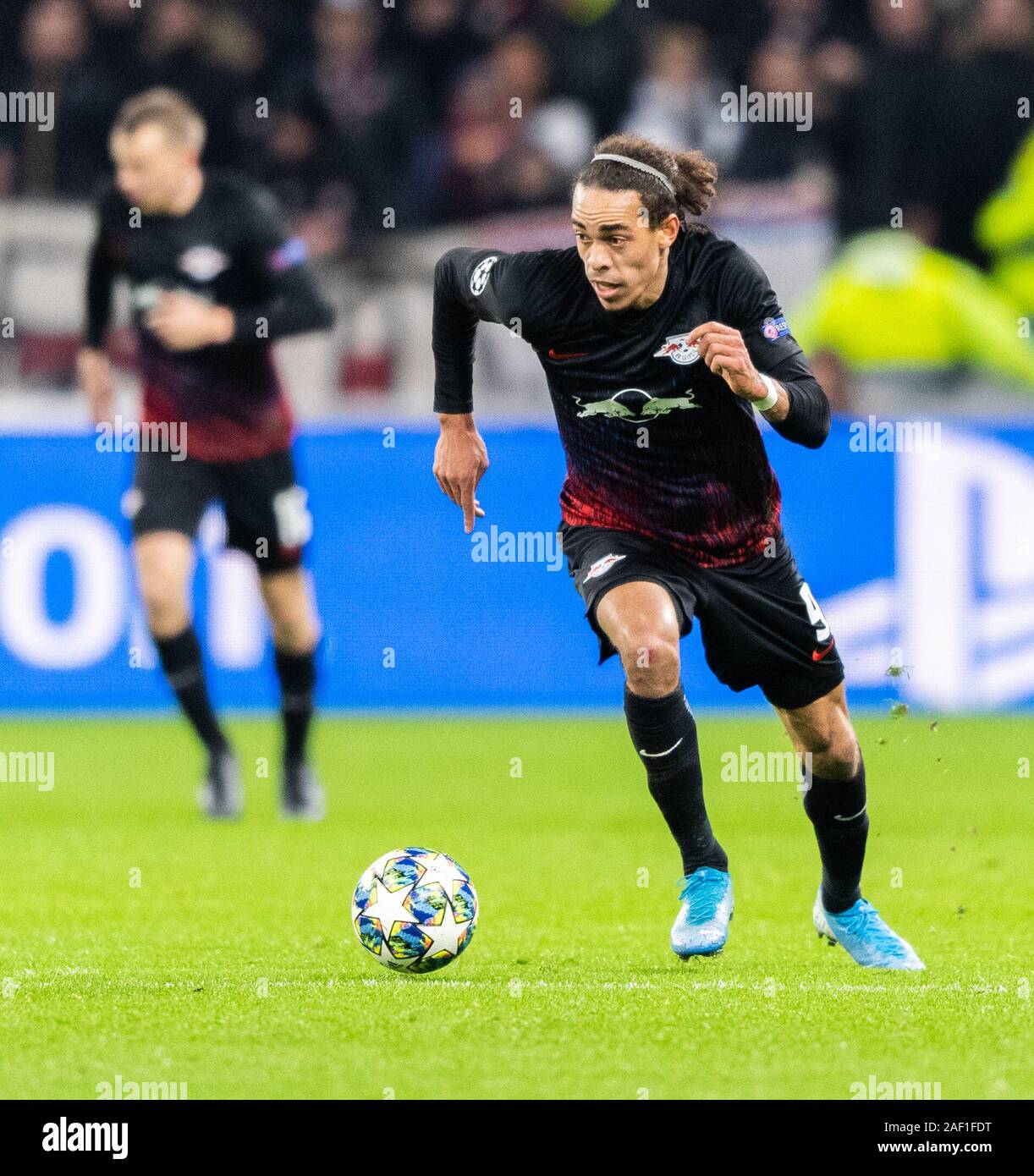 10 décembre 2019, la France (France), Lyon : Soccer : Ligue des Champions, l'Olympique Lyon - RB Leipzig, phase groupe, groupe G, 6ème journée, dans le stade de Groupama. Yussuf Leipzig Poulsen joue la balle. Photo : Robert Michael/dpa-Zentralbild/dpa Banque D'Images