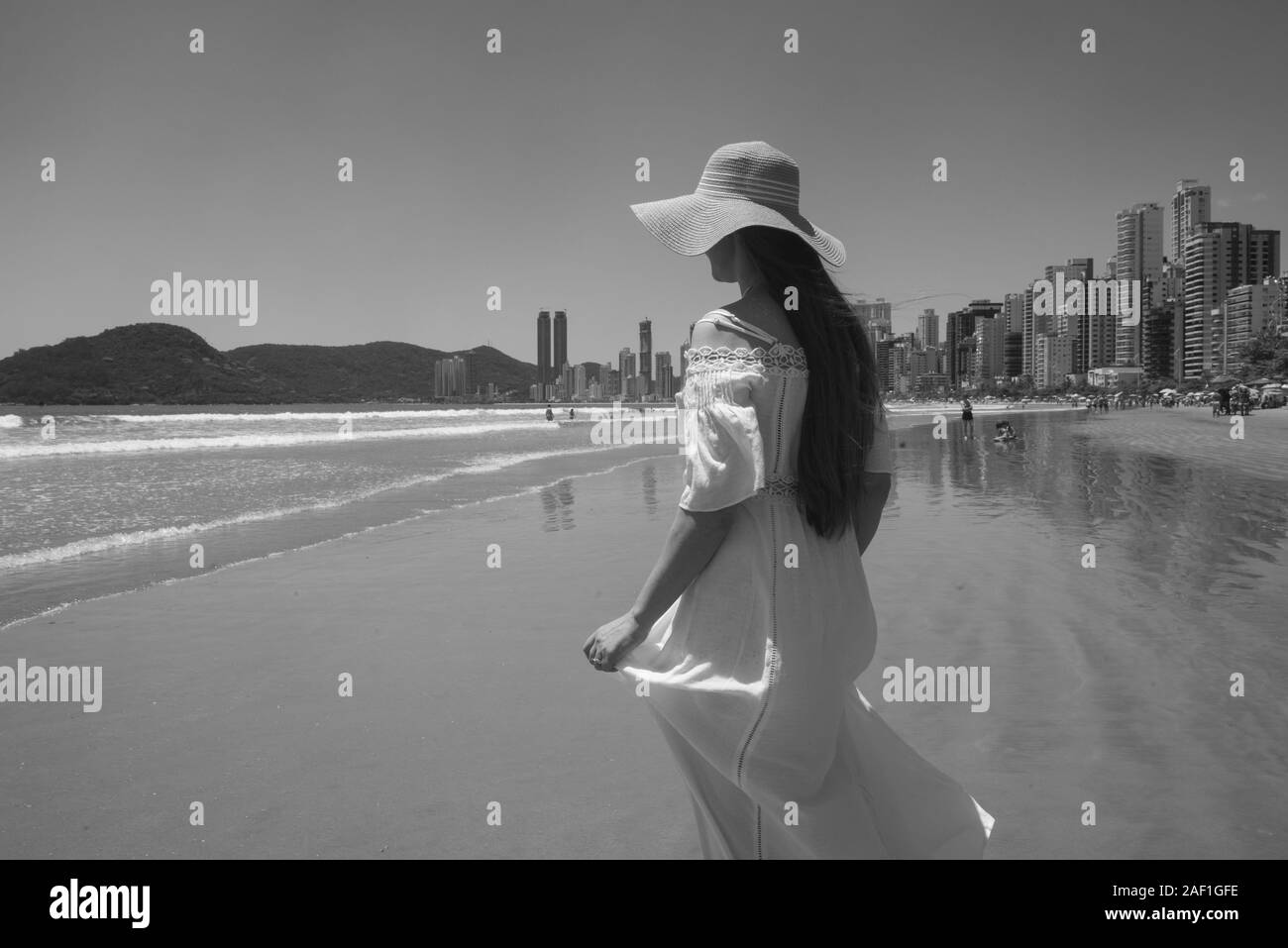 Balneario Camboriu, Santa Catarina, Brésil - 18 novembre 2016: Élégant  touriste brésilien portant un chapeau d'été classique et une robe longue  blanche Photo Stock - Alamy