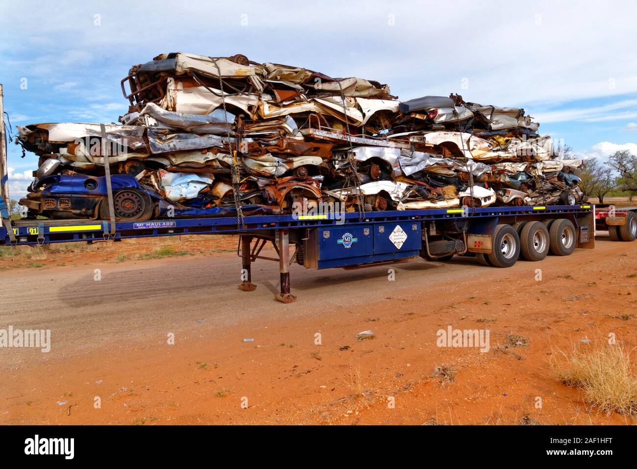 Les véhicules à moteur écrasé sur remorque pour camion , West Kimberley, Australie occidentale Banque D'Images