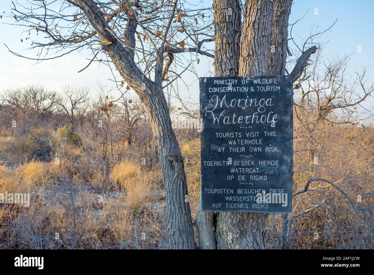 Signe de l'information sur les points d'eau pour les touristes, camp Halali, Etosha National Park, Namibie Banque D'Images