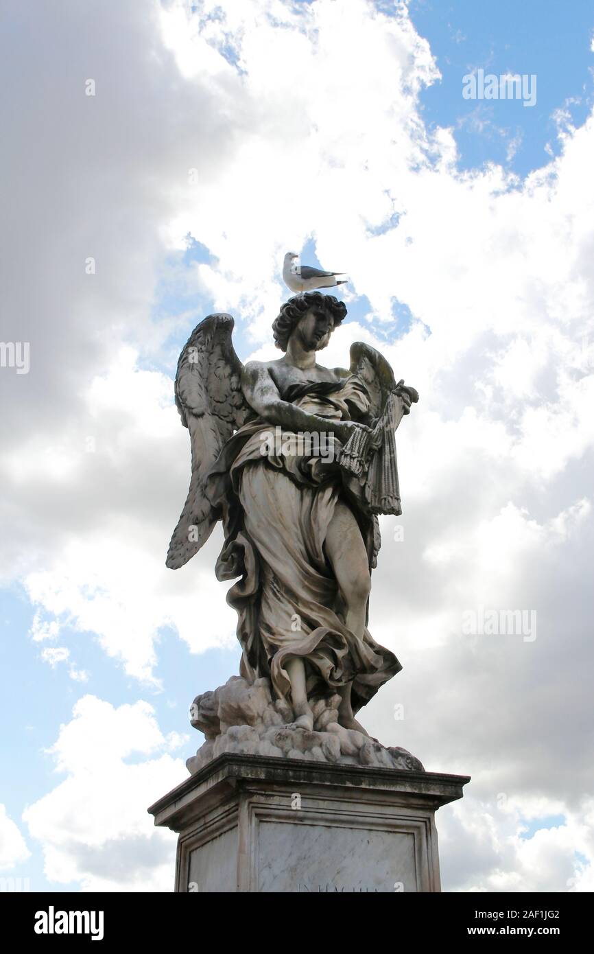 Angel Portant le Fléau de Lazzaro Morelli au Castel Sant'Angelo et un stand de mouette sur la statue du haut, Rome, Italie Banque D'Images