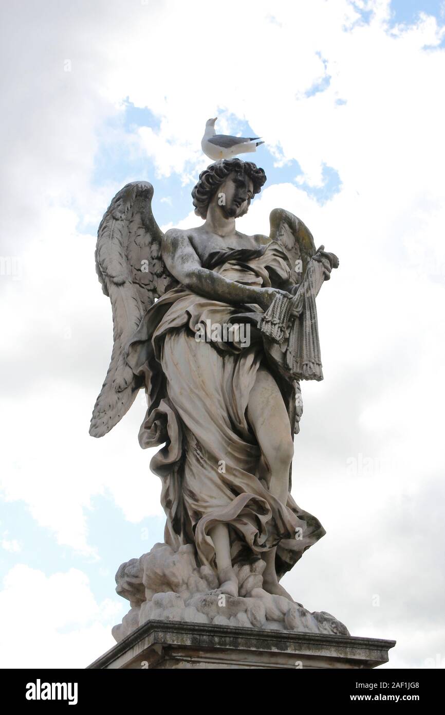 Angel Portant le Fléau de Lazzaro Morelli au Castel Sant'Angelo et un stand de mouette sur la statue du haut, Rome, Italie Banque D'Images