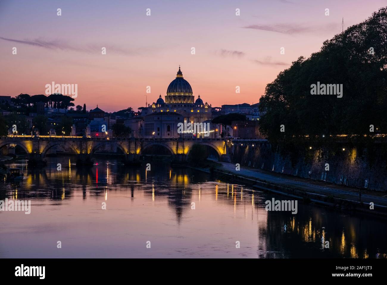 La Basilique Papale de Saint Pierre, la Basilique Saint Pierre et le pont Ponte Sant'Angelo, illuminé la nuit, en miroir dans le Tibre Banque D'Images