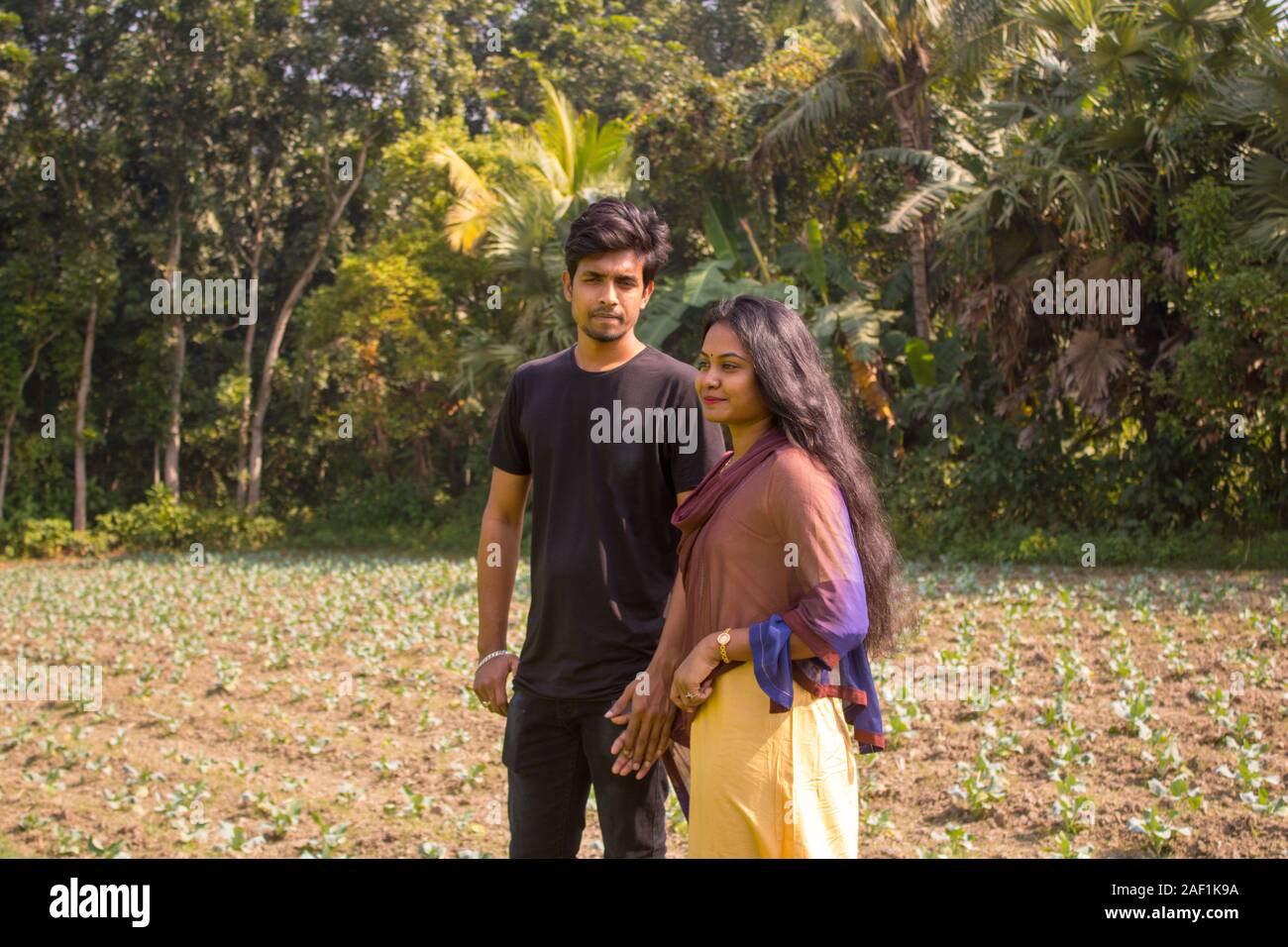 (Asie du Sud) du Bangladesh happy young couple aimant est debout et montrant les uns aux autres soins Banque D'Images