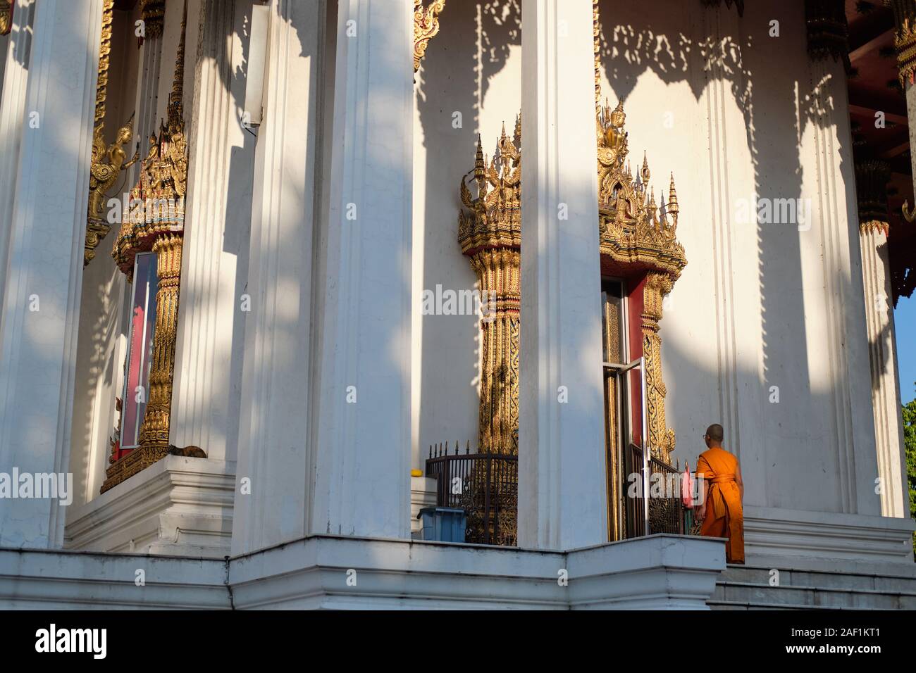 Un moine dans le bot ou Ubosot (salle de prière) de Wat (Wat Tarburanan Rajaburana), également appelé Wat Liab dans Phahurat (Pahurat), Bangkok, Thaïlande Banque D'Images