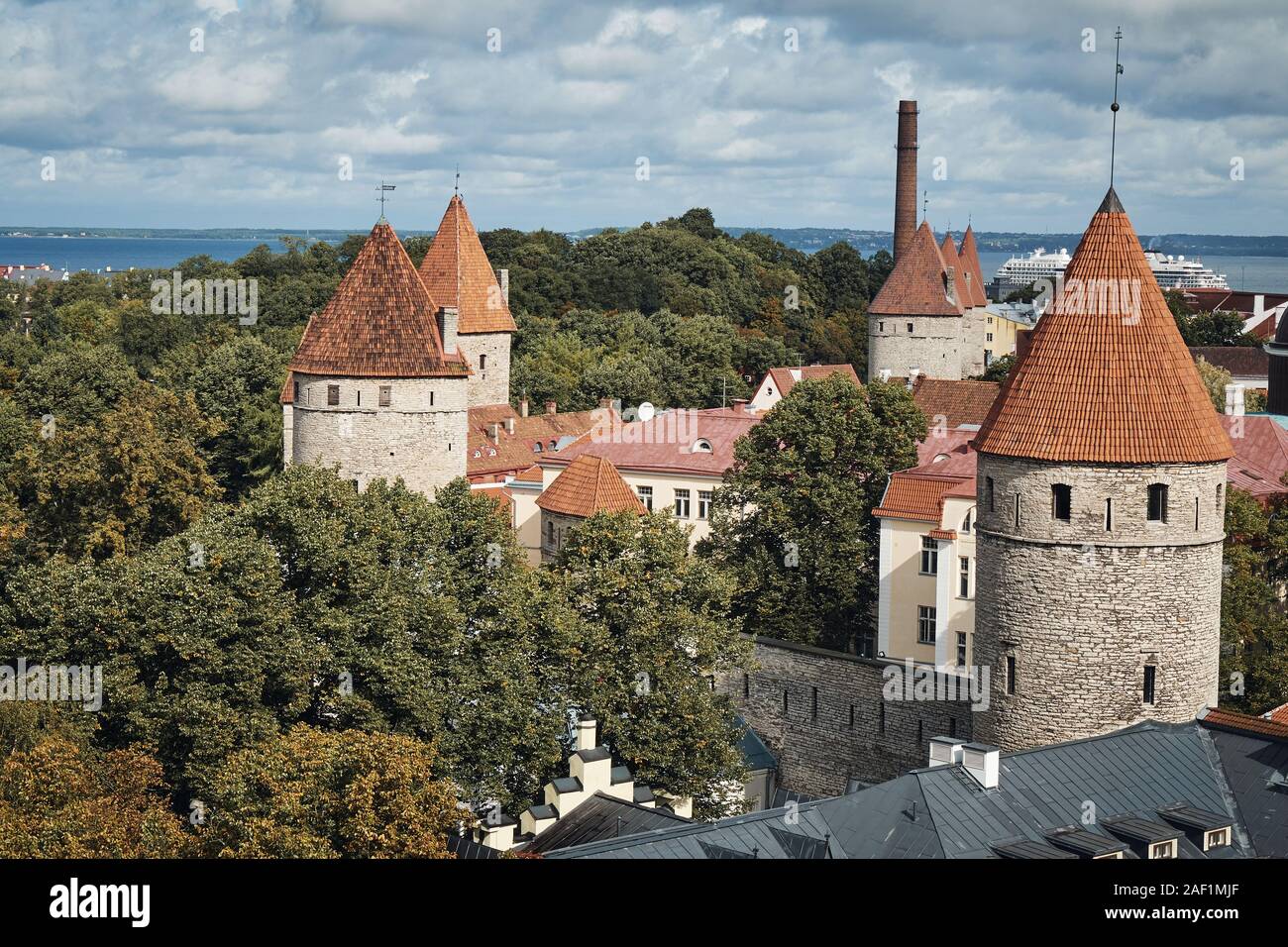La vue aérienne de la vieille ville de Tallinn à partir de la plate-forme d'observation de la colline de Toompea, l'Estonie Banque D'Images