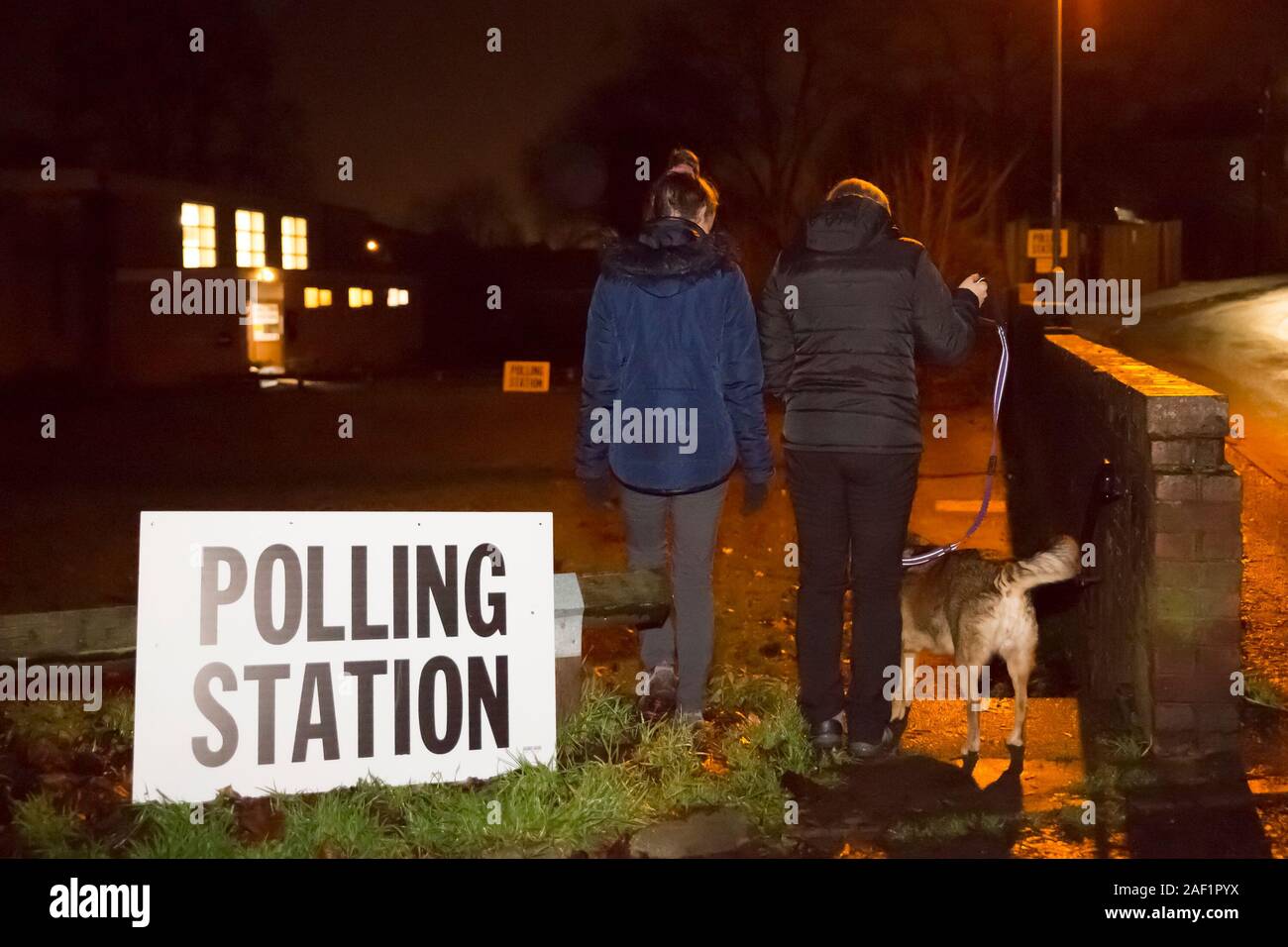 Kidderminster, UK. 12 Décembre, 2019. Les premiers électeurs à un bureau de vote d'arriver tôt, dans l'obscurité, de même qu'il s'ouvre pour obtenir leur vote enregistré dans l'élection générale. Credit : Lee Hudson/Alamy Live News Banque D'Images