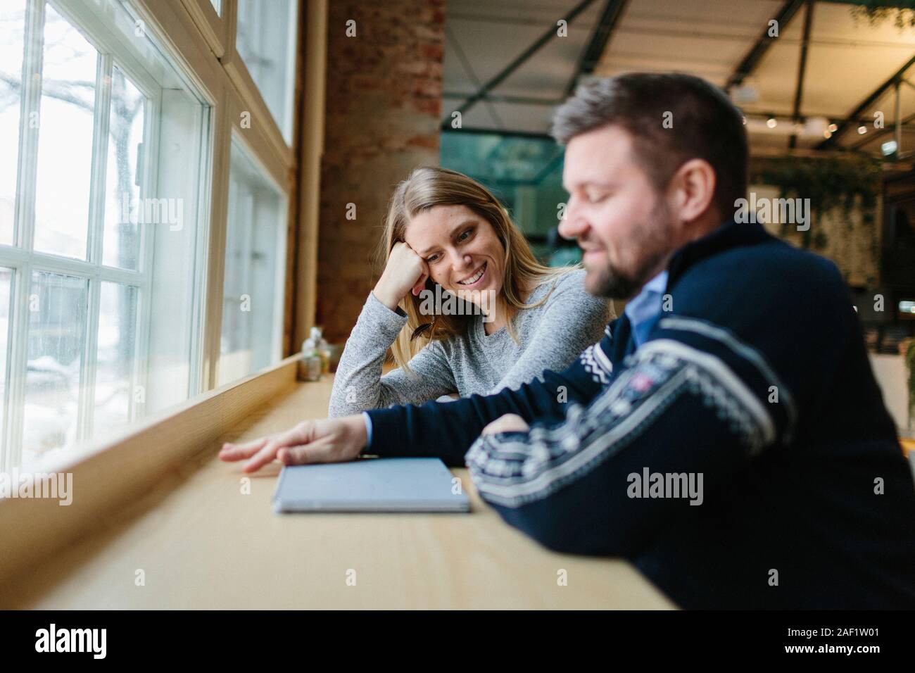 Des collègues qui travaillent ensemble dans office Banque D'Images