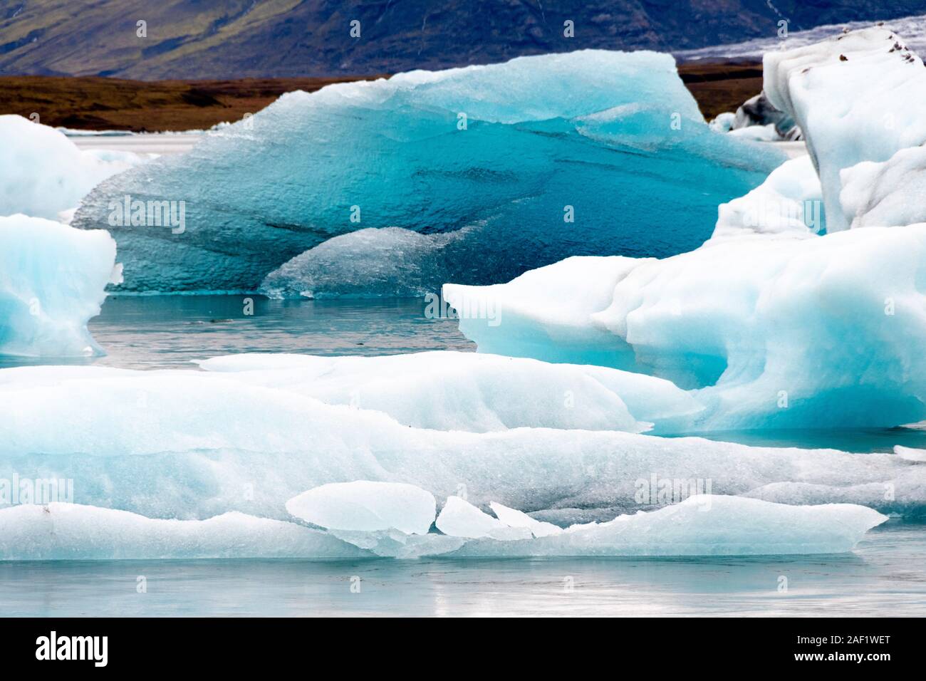 Les icebergs flottant dans le lagon Jökulsárlón, Islande Banque D'Images