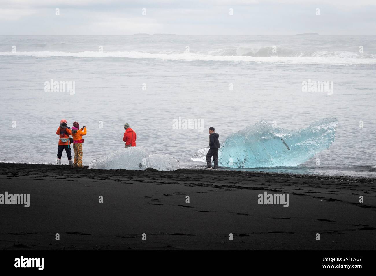 Les touristes à la plage, à l'icebergs sur l'Islande, Jökulsárlón Banque D'Images