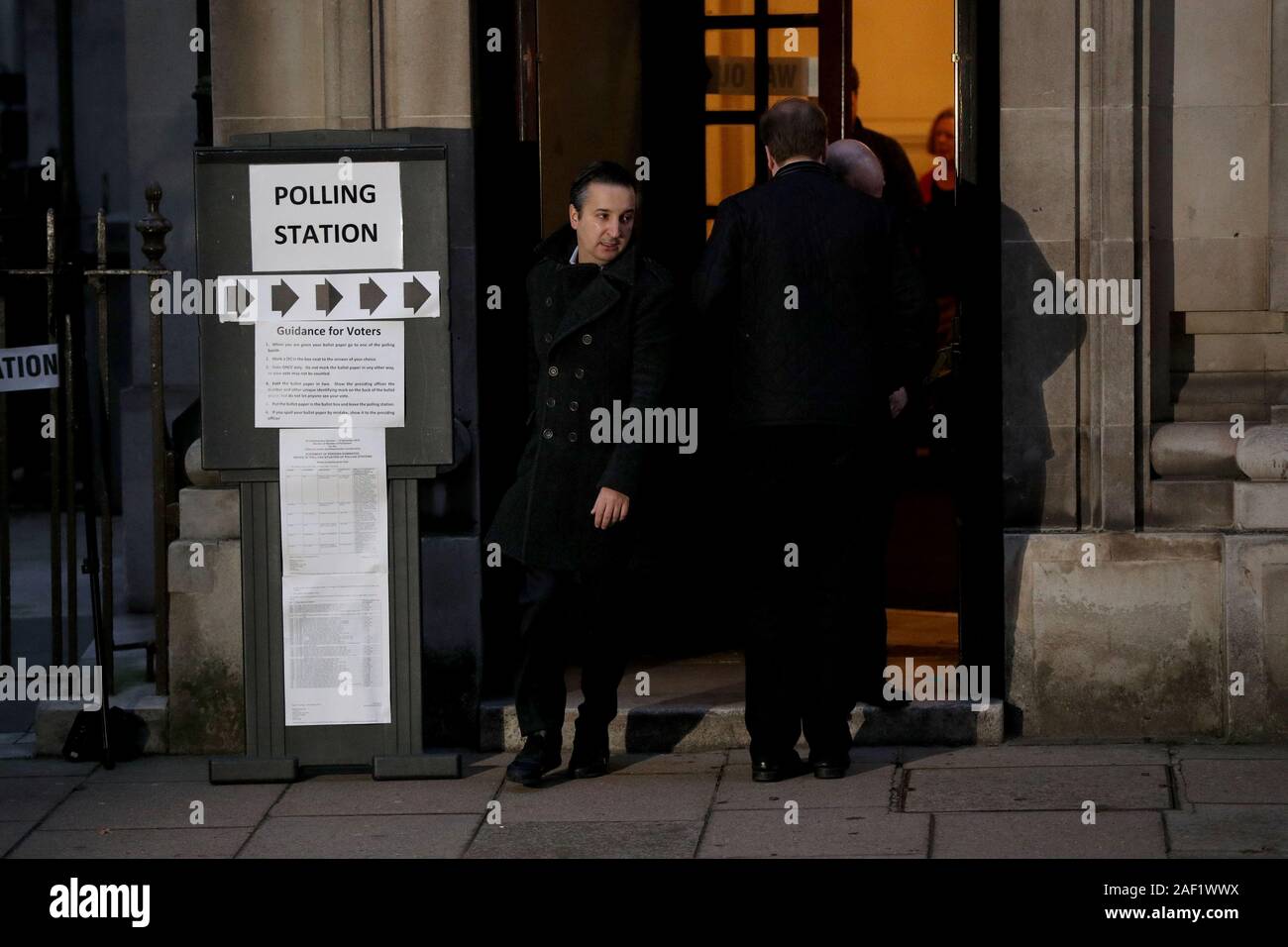 Les électeurs d'arriver tôt pour voter à l'élection générale de 2019 à Methodist Central Hall de Londres. Banque D'Images