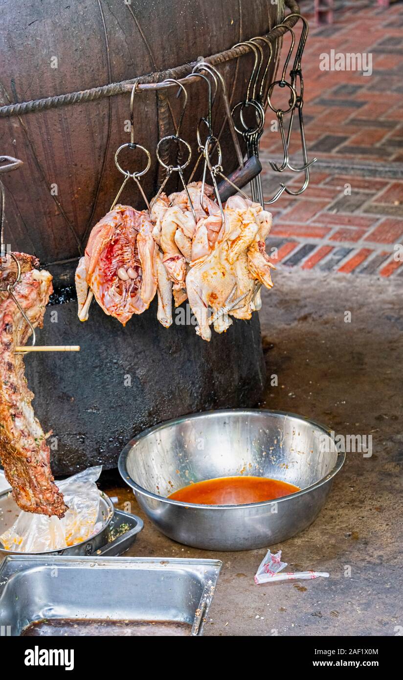 Y compris de la viande de poulet et de canard préparé pour la cuisson dans de grands pots région du delta du Mékong Vietnam Banque D'Images