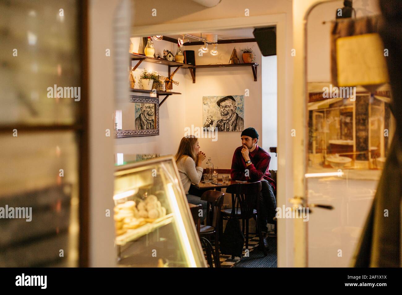 Couple sitting in cafe Banque D'Images