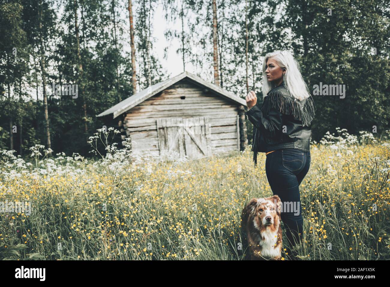 Femme debout avec chien Banque D'Images