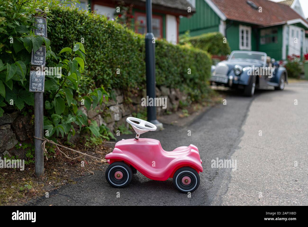 Ride-on car lié à l'autre Banque D'Images