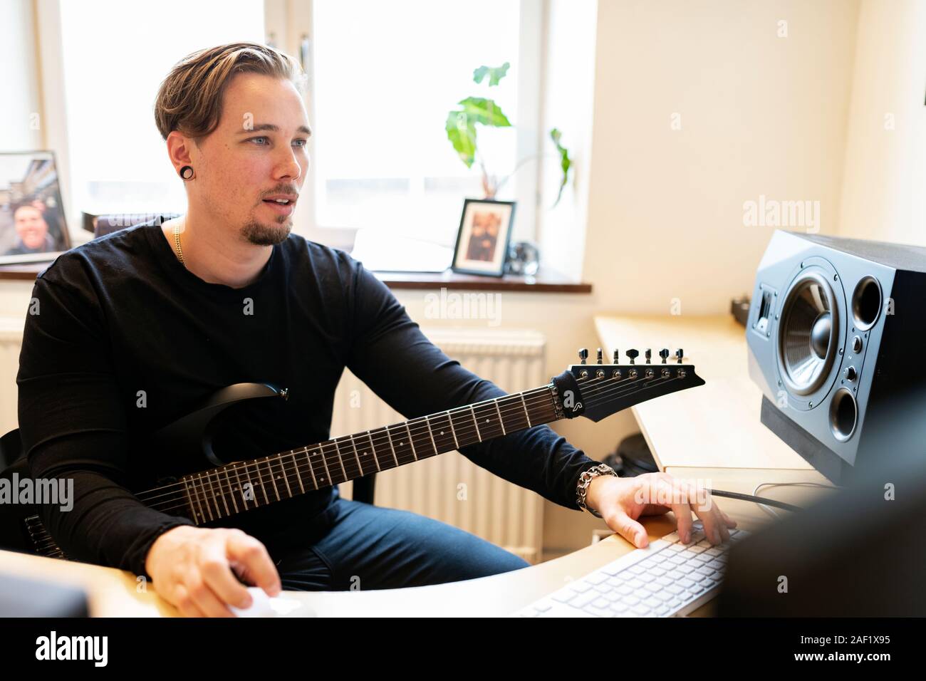 Musicien working on computer Banque D'Images