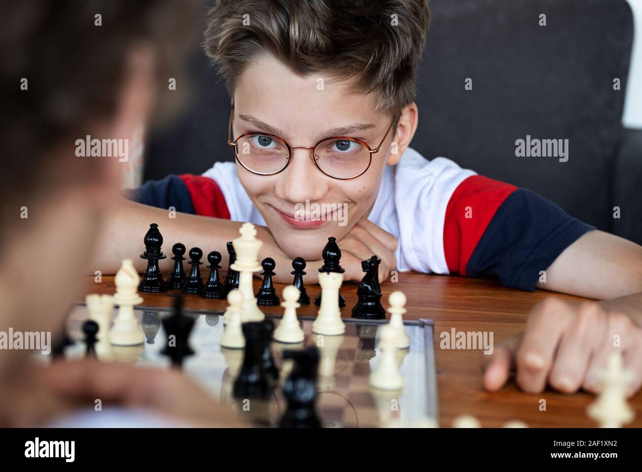 Garçon jouant aux échecs Banque D'Images