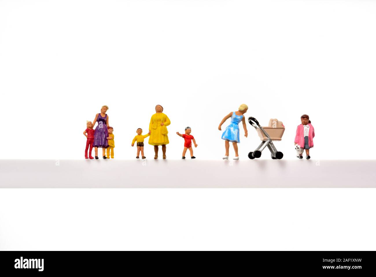 Miniatures les mères et les enfants concept fond blanc Banque D'Images