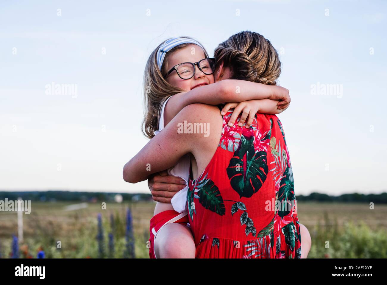 Mother and Daughter hugging Banque D'Images