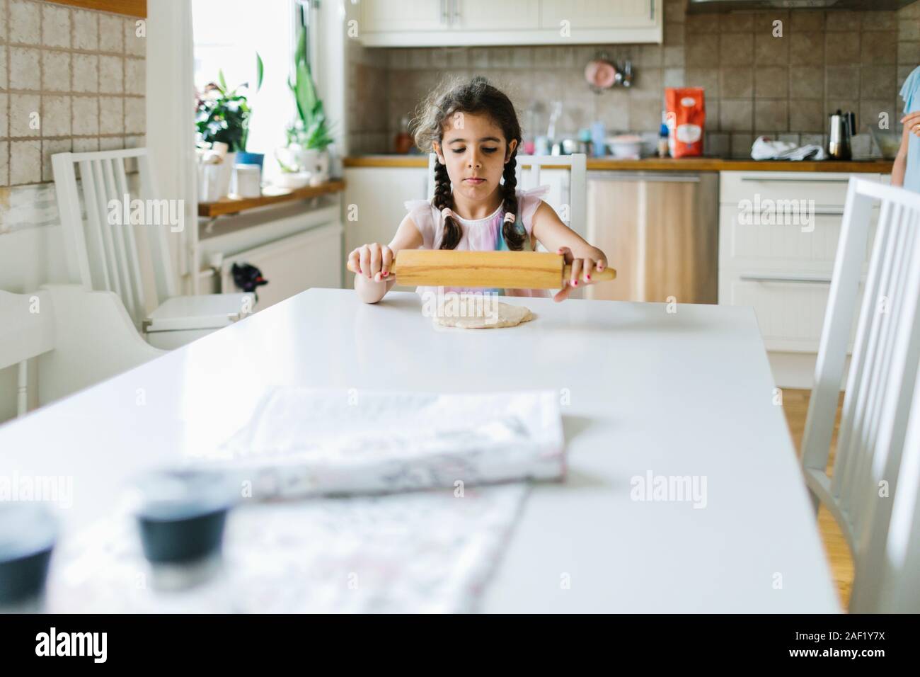 La pâte de roulement de fille Banque D'Images