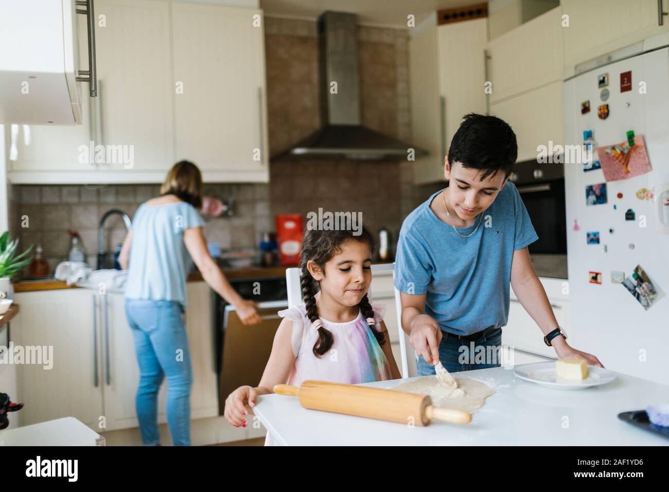 Frère et sœur baking in kitchen Banque D'Images