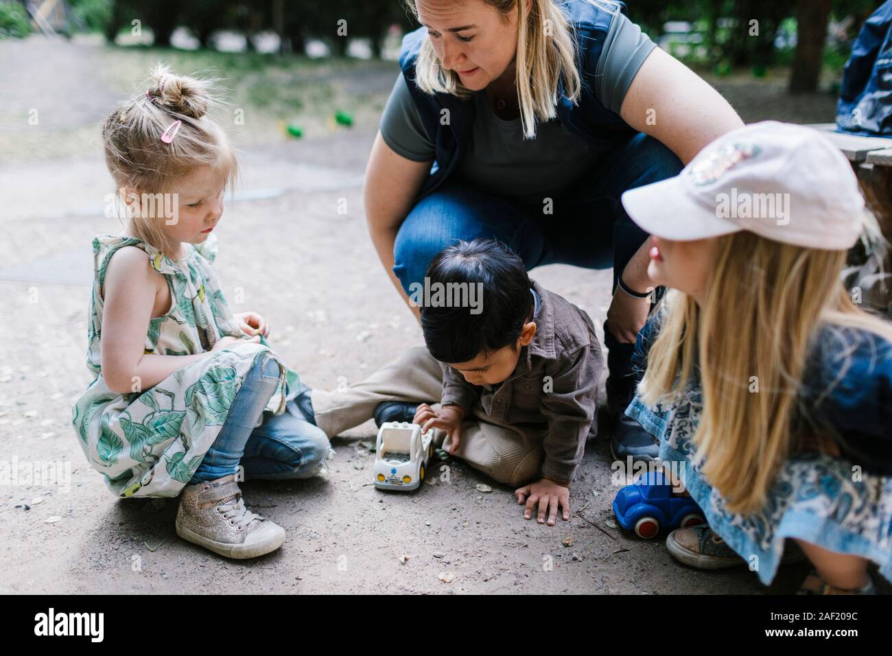 Avec les enfants en dehors de l'enseignant Banque D'Images