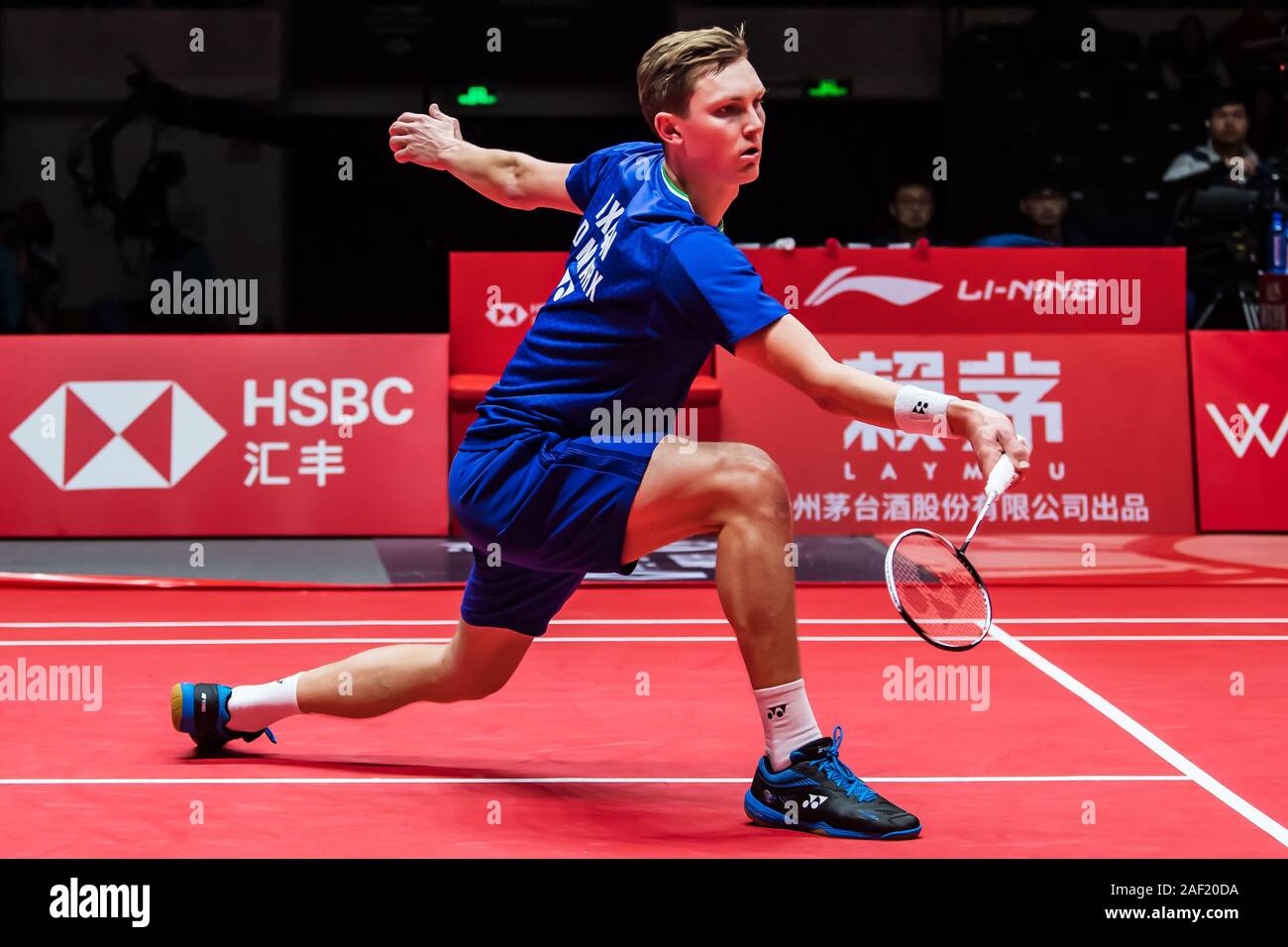 Viktor de Akiyuki Nosaka Denamrk rivalise contre Chen long de la Chine à l'étape de groupe masculin de HSBC BWF World Tour finals, la ville de Guangzhou, province du Guangdong en Chine du sud, le 11 décembre 2019. Chen Long de Chine défait Viktor de Akiyuki Nosaka Denamrk avec 2-1. Banque D'Images