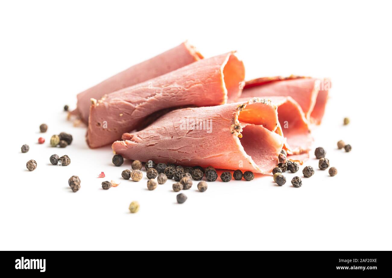 Tranches de rôti de boeuf et son ensemble de poivre. La viande fraîche savoureux isolated on white backgrund. Banque D'Images
