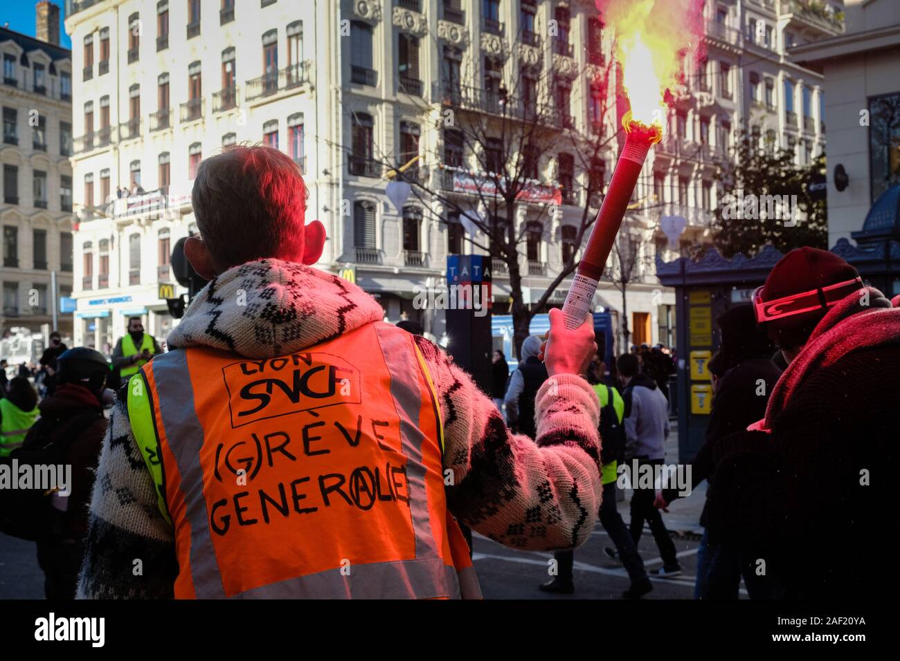 10 décembre 2019, Lyon, Auvergne-Rhône-Alpes, France-Demonstration contre la réforme des pensions - Démonstration avec un cheminot de fumer Banque D'Images