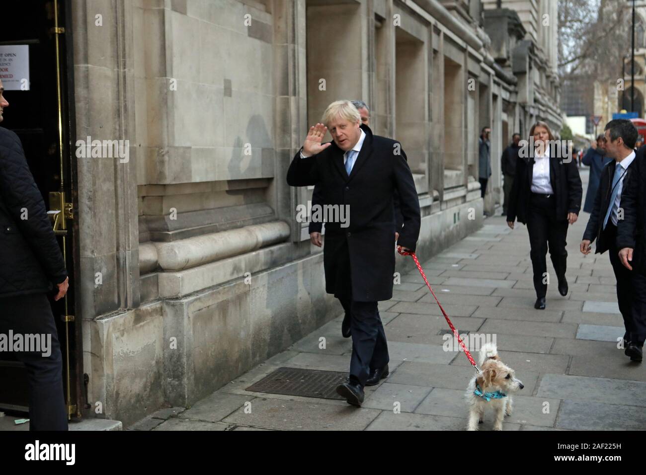 Premier ministre Boris Johnson arrive avec son chien Dilyn pour voter dans l'élection générale de 2019 à Methodist Central Hall de Londres. Banque D'Images