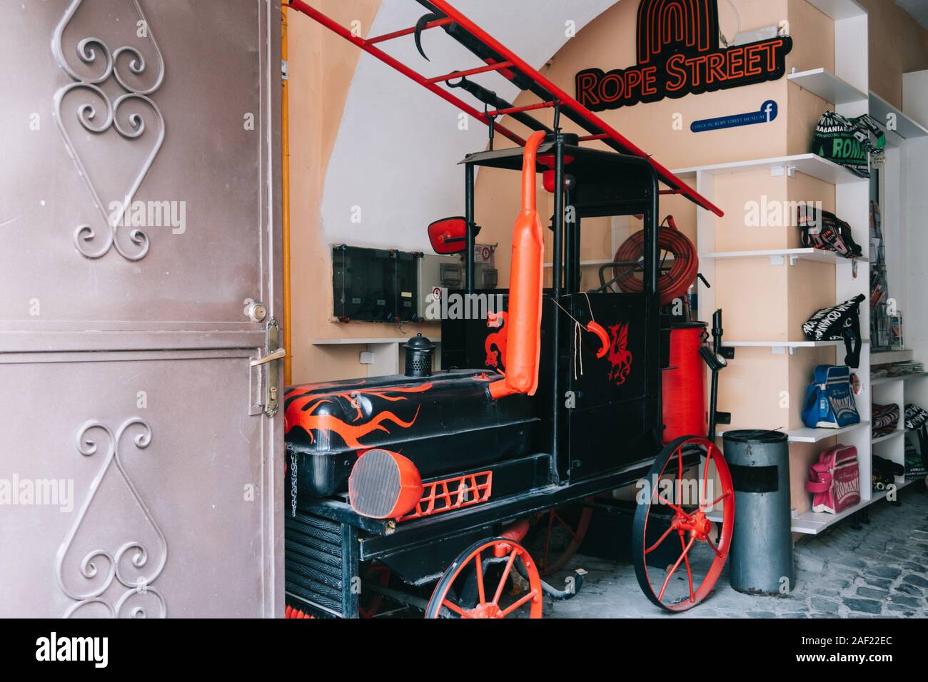 Brasov, Roumanie - Nov 09, 2019 : Un camion à incendie à la corde Street Museum , Brasov, Roumanie. Banque D'Images