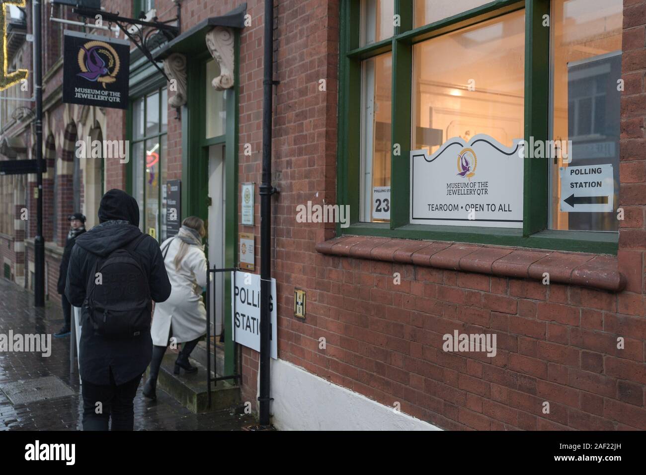 Birmingham, UK. 12 Décembre, 2019. Les électeurs entrez le musée de bijoux quater Hockley, Birmingham d'exprimer leur vote lors de l'élection générale 2019 comme la pluie est tombée. 12/12/2019 Pic prises. Maison De crédit : Sam/Alamy Live News Banque D'Images