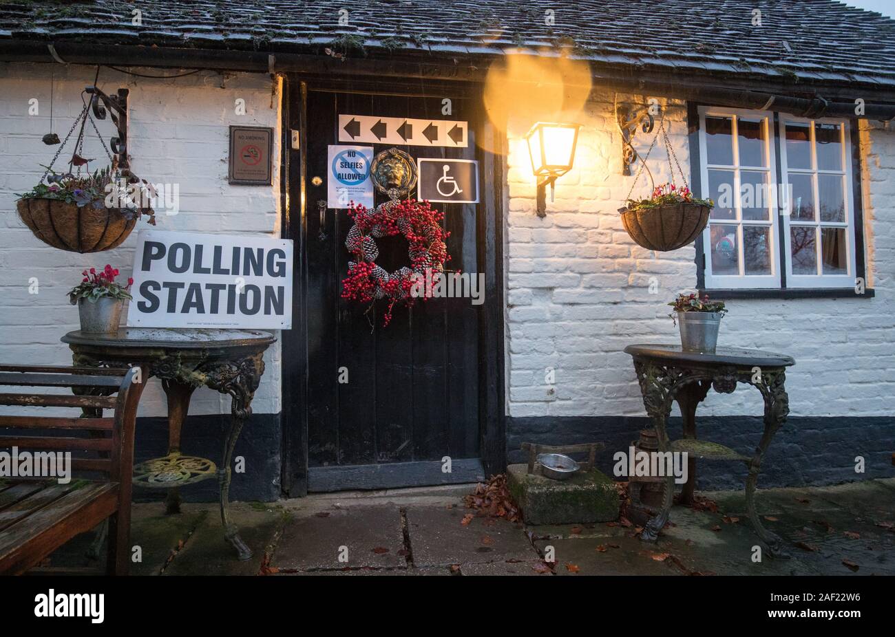 Un bureau de scrutin à l'Auberge du Cheval Blanc à Priors Dean, Hampshire, aussi connu par les locaux comme la 'Pub with no name'. Banque D'Images