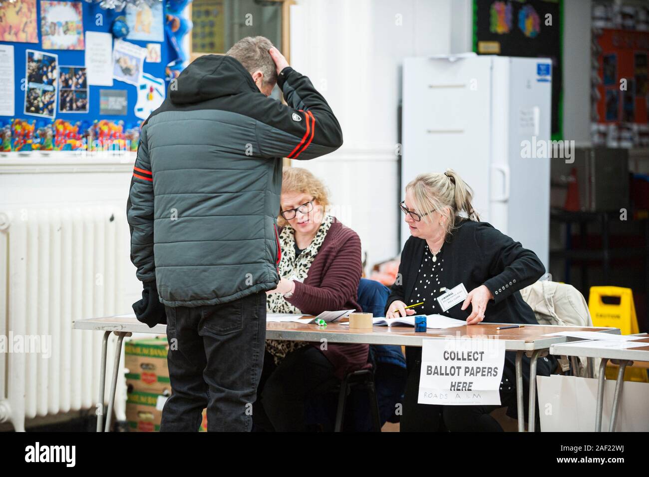 Wirral, UK. 12 décembre 2019. Un début, occupés à commencer à voter, comme bureaux de vote ouverts à travers le Royaume-Uni dans l'élection générale, la première à se tenir en décembre depuis 1923. Crédit : Paul Warburton/Alamy Live News Banque D'Images