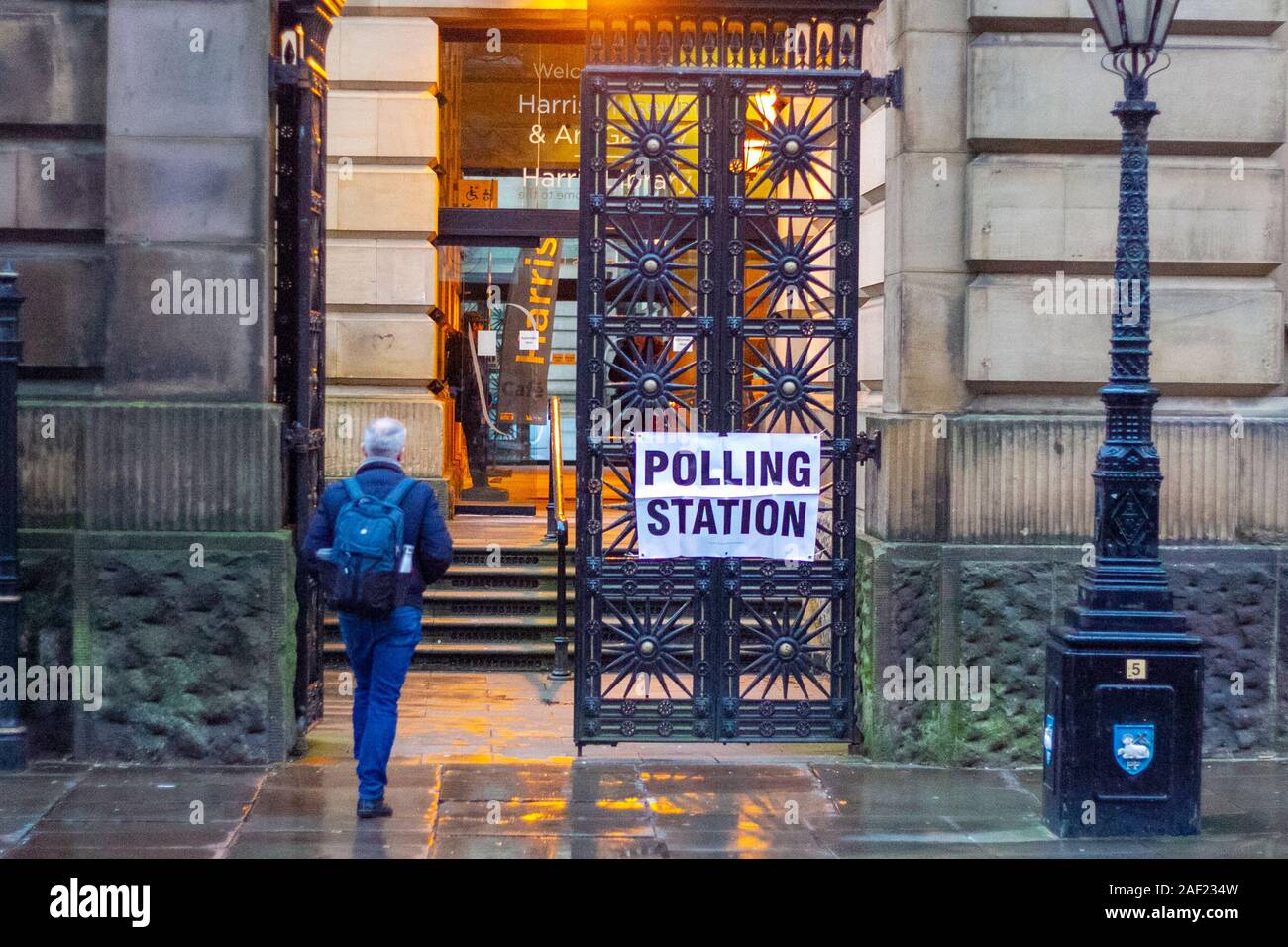 Preston, Lancashire. Météo Royaume-uni ; 12 décembre 2019, tôt le matin, les électeurs arrivent à la Harris Museum, Galerie d'art d'enregistrer leur voix à l'élection. /AlamyLiveNews MediaWorldImages Crédit : Banque D'Images