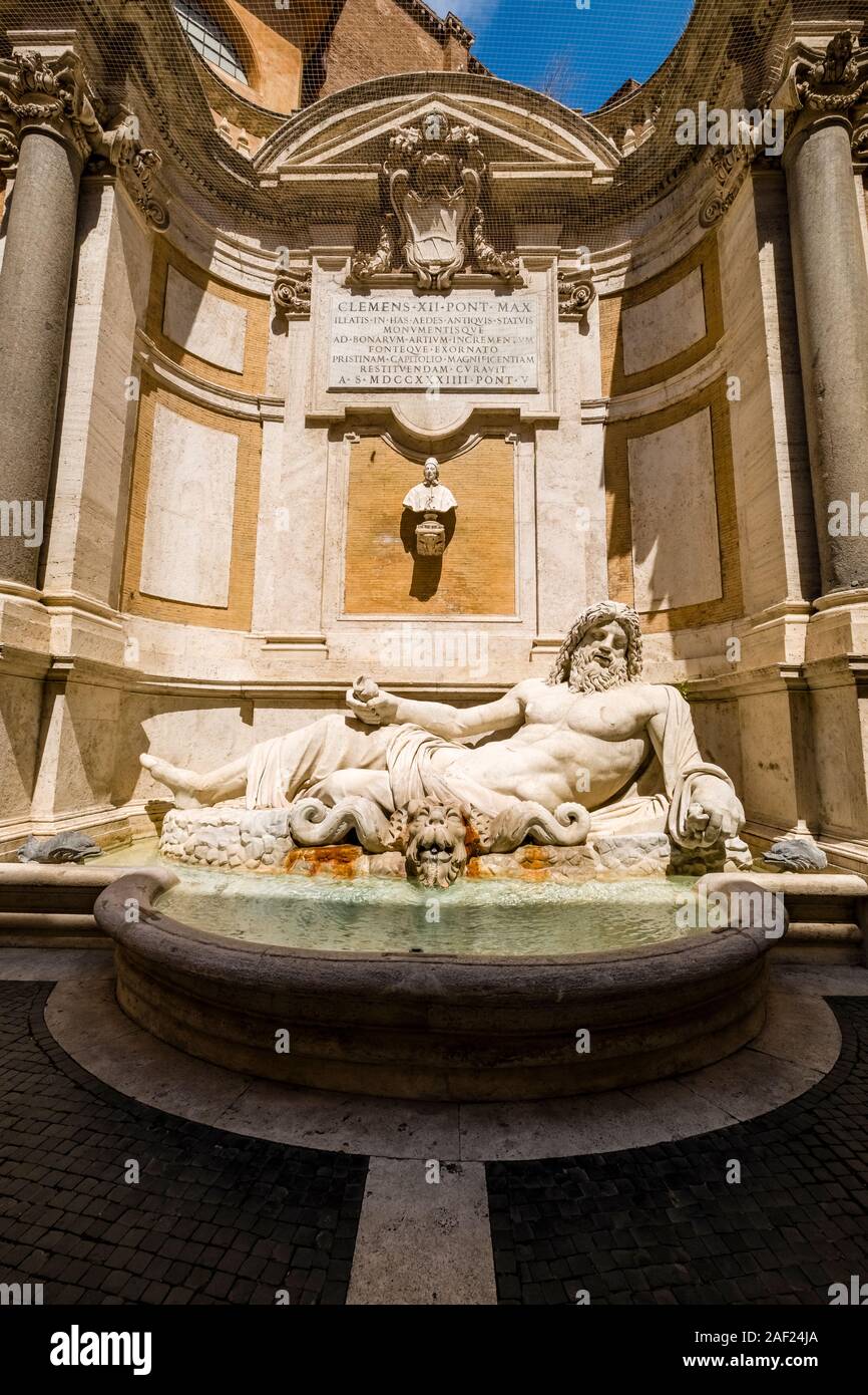 Vue de la colossale Statua di Fiume à l'intérieur les Musées du Capitole, Musei Capitolini Banque D'Images
