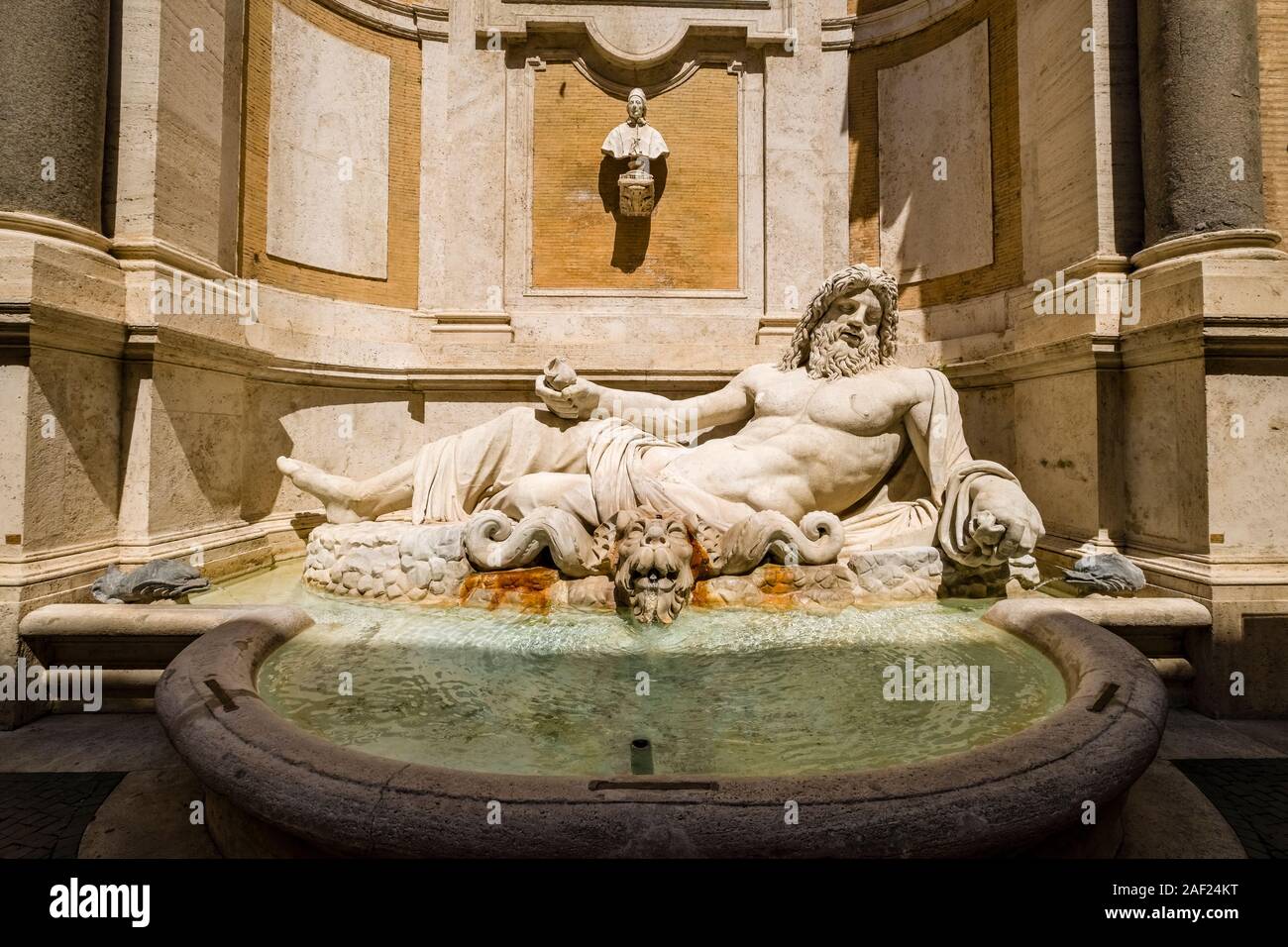 Vue de la colossale Statua di Fiume à l'intérieur les Musées du Capitole, Musei Capitolini Banque D'Images