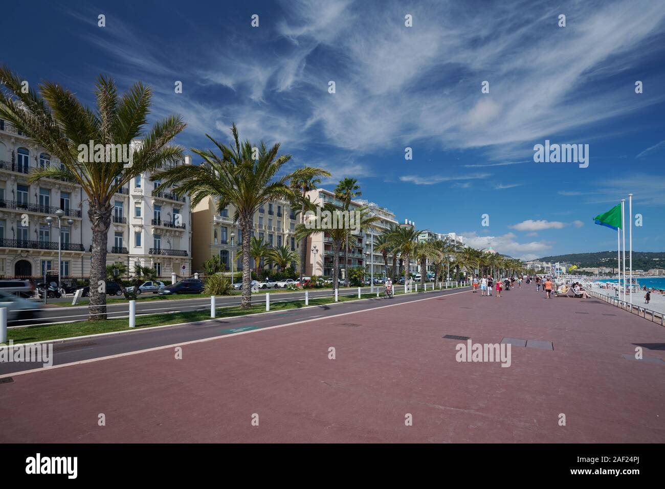 Nice (sud-est de la France) : immeubles le long des quais et façades de bâtiments le long de la Promenade des anglais ('Walk de l'anglais). App de luxe Banque D'Images