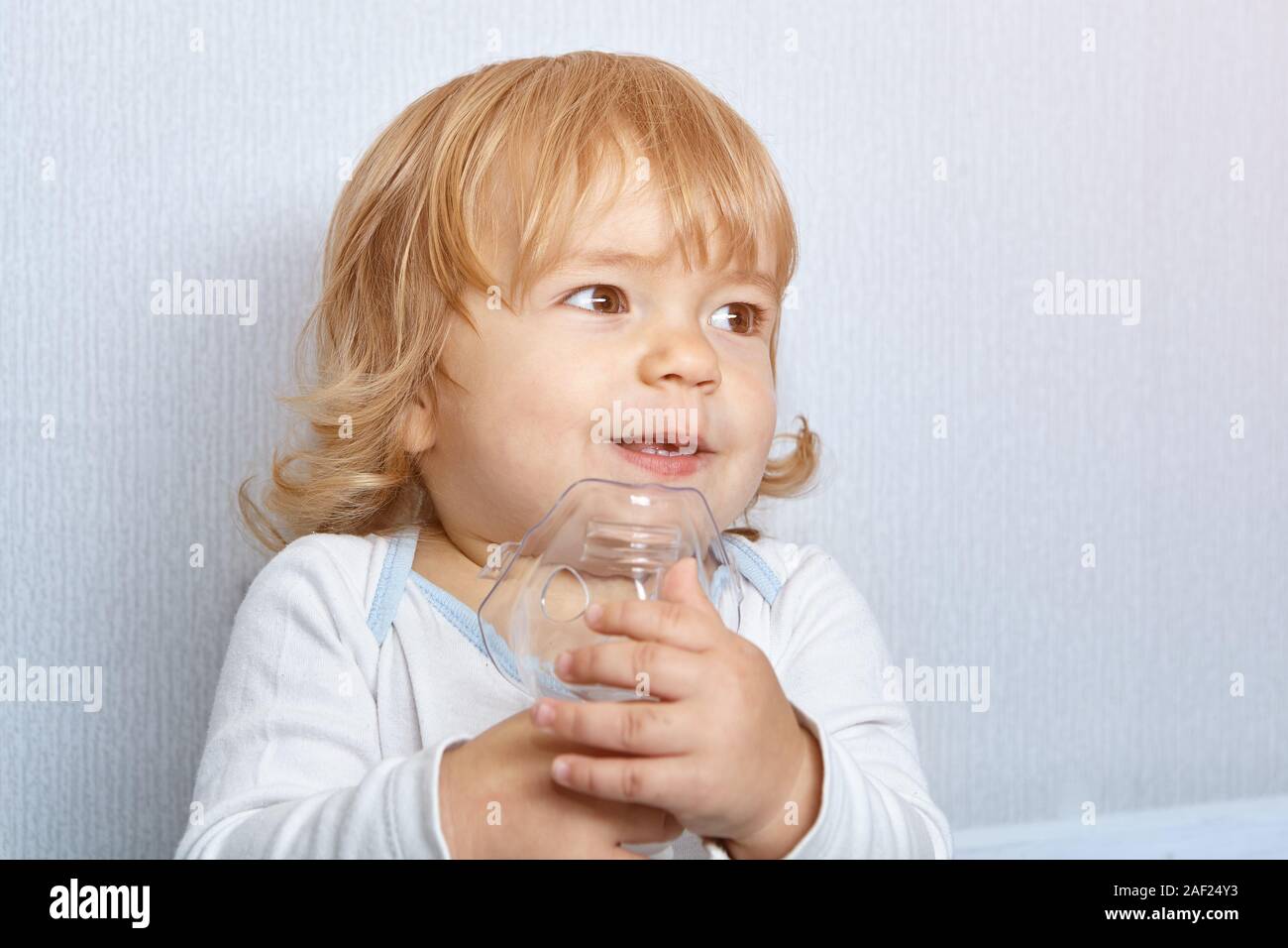 Bebe Caucasien Fille De 2 Ans Aux Cheveux Blonds Va Utiliser Masque Medical Ce Qui Permet D Arreter D Asthme Ou Soulager Les Maladies Respiratoires Photo Stock Alamy