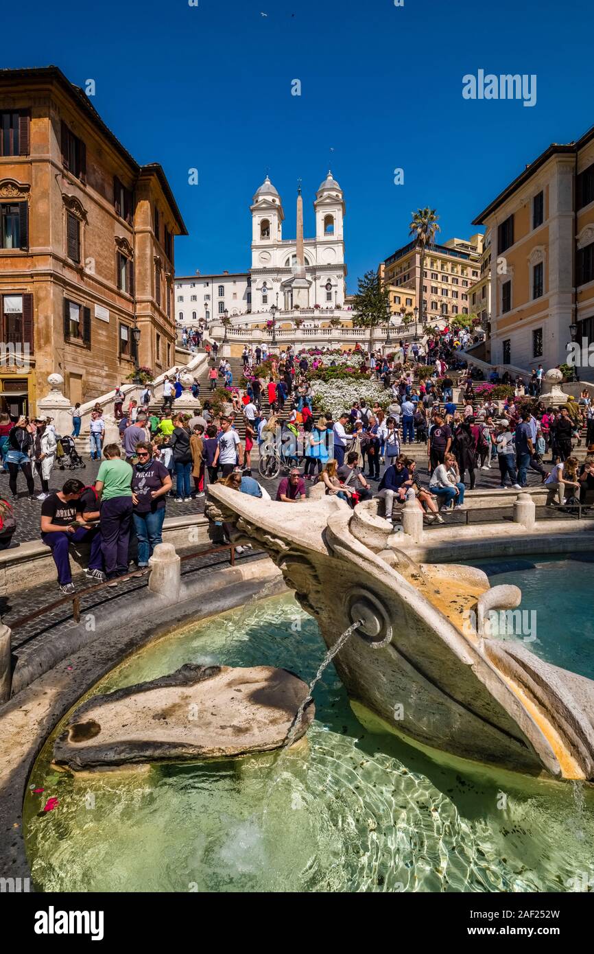 Vue de la place d'Espagne, Scalinata di Trinità dei Monti et la fontaine de la voile, Fontana della Barcaccia, visité par des centaines de personnes Banque D'Images