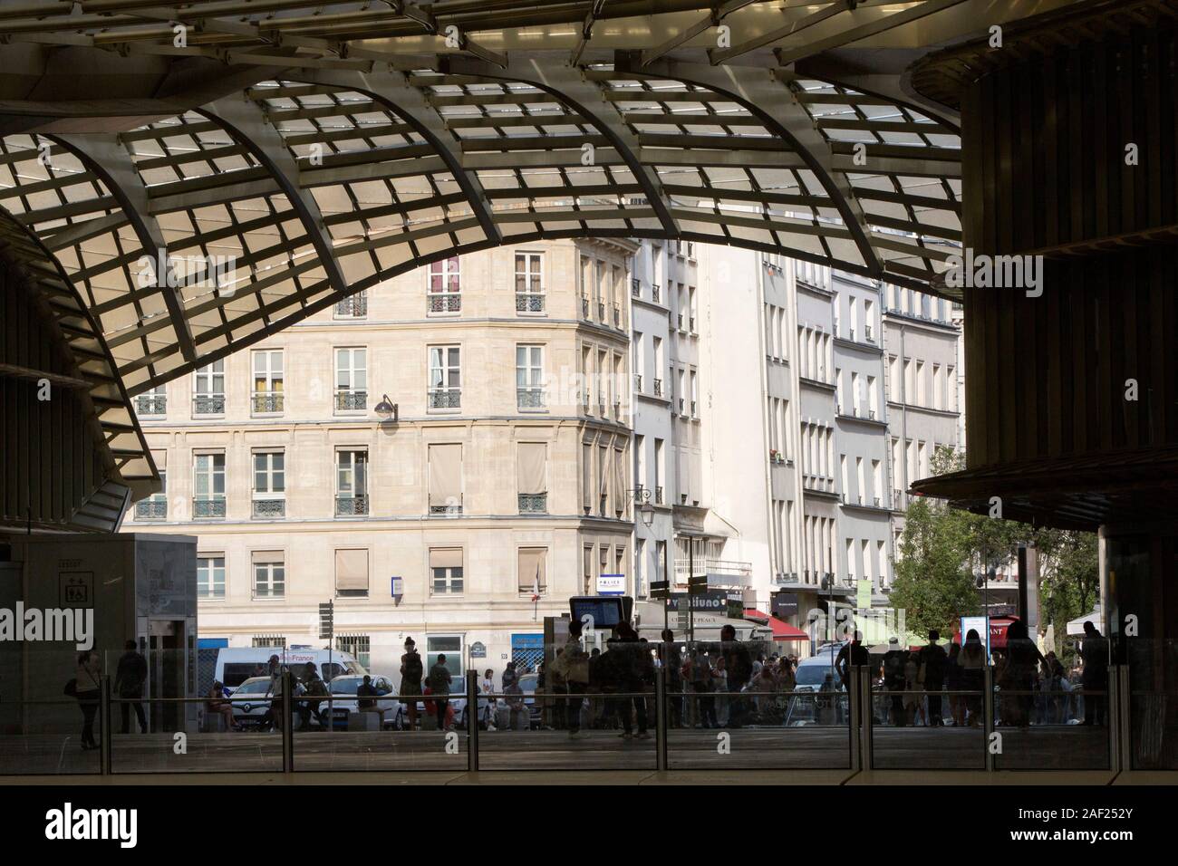 Paris (France) : façade de bâtiments dans le quartier de Châtelet - Les Halles, dans le 1er arrondissement de Paris (quartier). Les bâtiments et une partie de la "Canopee Banque D'Images