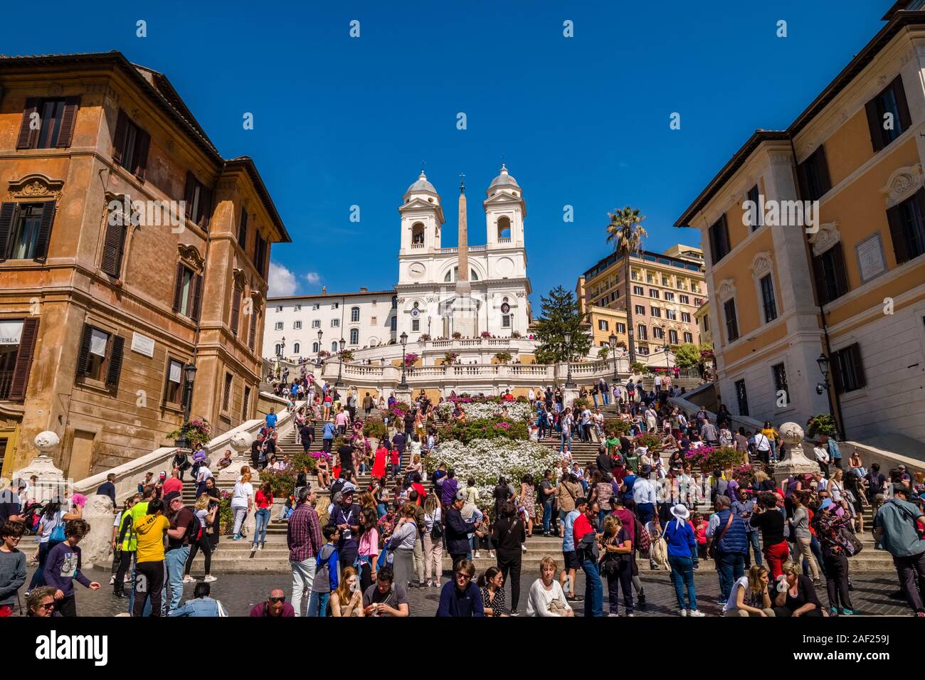 Les Marches Espagnoles, Scalinata di Trinità dei Monti, visité par des centaines de personnes, l'église de la Santissima Trinità dei Monti au sommet de la colline Banque D'Images