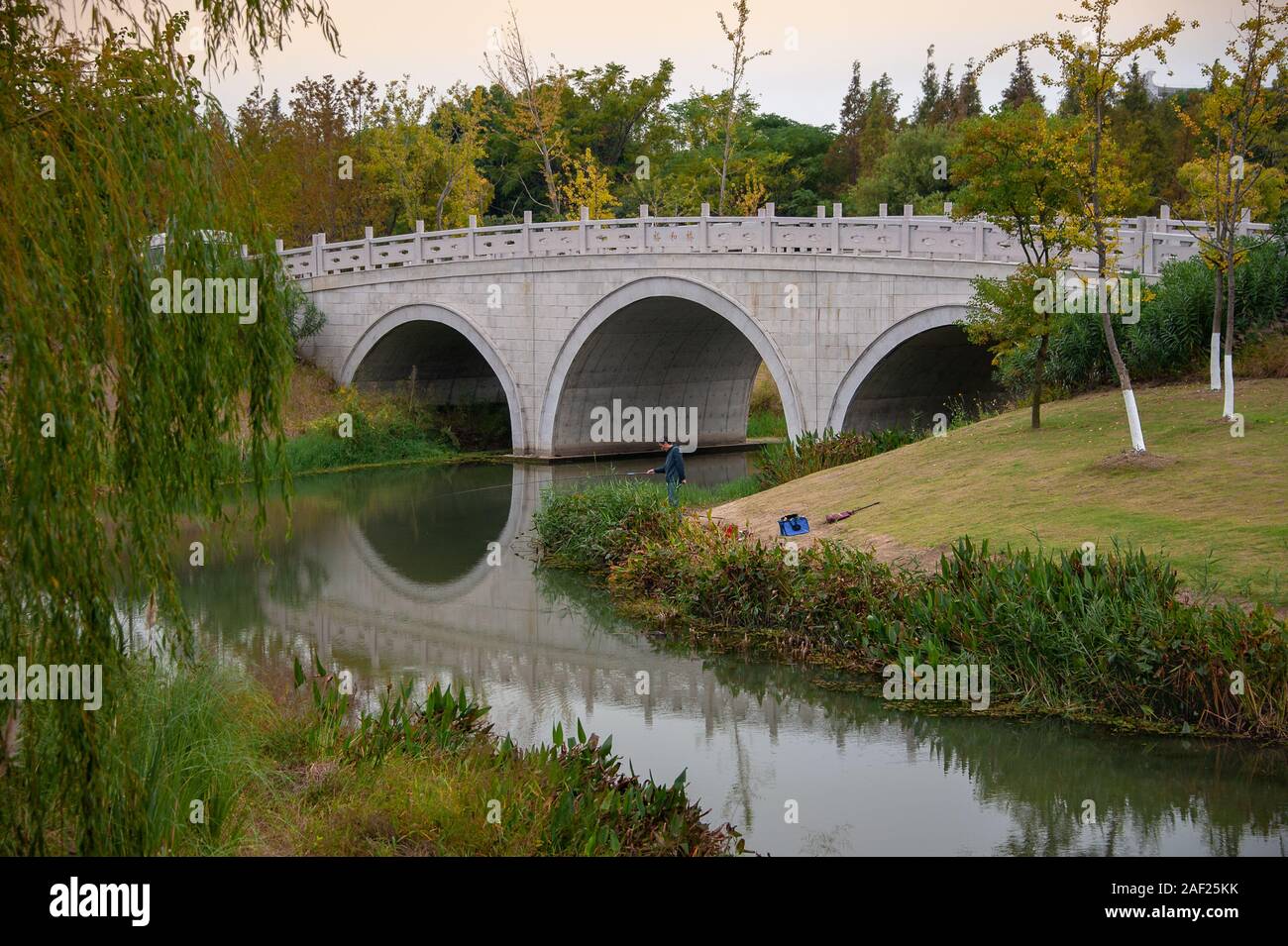 Wuxi, Chine - Octobre 2019 : Un ancien style Chinois, pont en pierre voûtée dans le Gonghuwan Wetlands Park, dans la province de Jiangsu, Chine Banque D'Images
