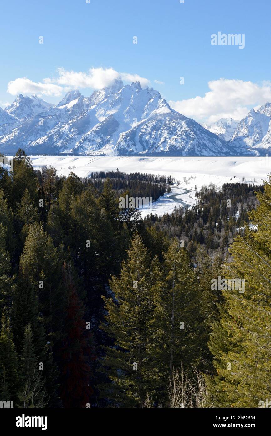 Donnent sur la rivière Snake, couvertes de neige à chaîne Teton et plus de Snake River valley sur une belle journée d'hiver, le Grand Teton NP, Wyoming, USA. Banque D'Images