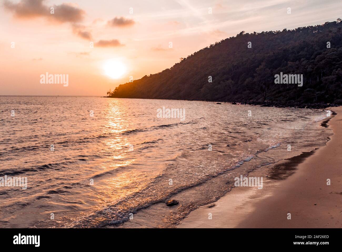 Magnifique coucher de soleil avec la silhouette d'une île et en bateau, le Cambodge d'Otres. Koh Kong sanloem Banque D'Images