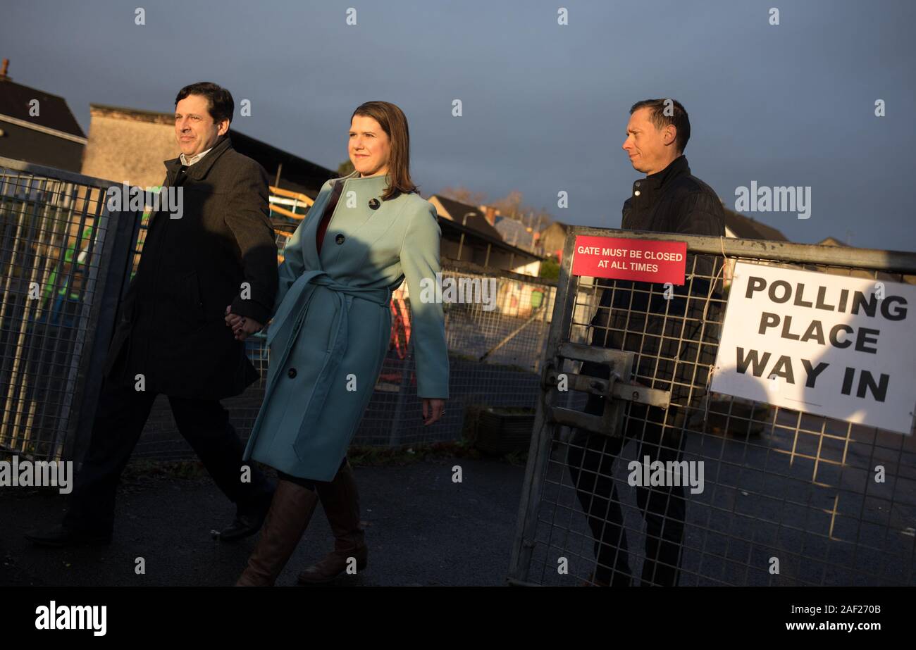 Glasgow, Royaume-Uni, 12 décembre 2019. Jo Swinson, chef du parti des démocrates libéraux, accompagnée de son mari Duncan Hames, feuilles Castlehill École primaire de Glasgow, après avoir lancé son vote à l'élection générale de 2019. Crédit : Jeremy Sutton-Hibbert/Alamy Live News. Banque D'Images