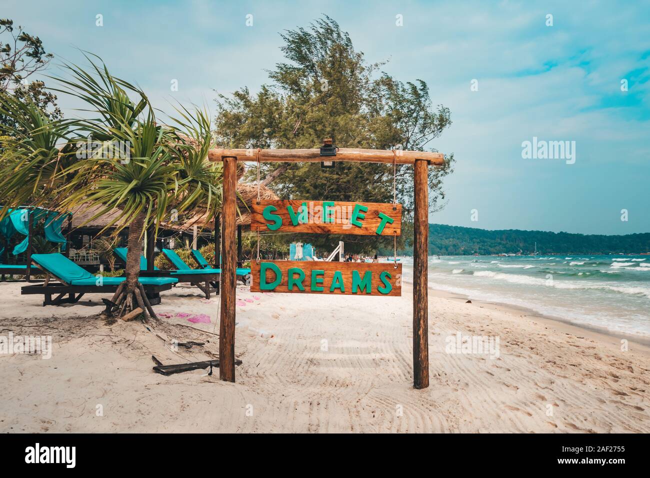 Doux rêves inscription sur une planche de bois le nom de l'hôtel et de la plage sur une île tropicale. Koh Rong Samloem Sarrasine, Bay. Le Cambodge. 23 Janua Banque D'Images