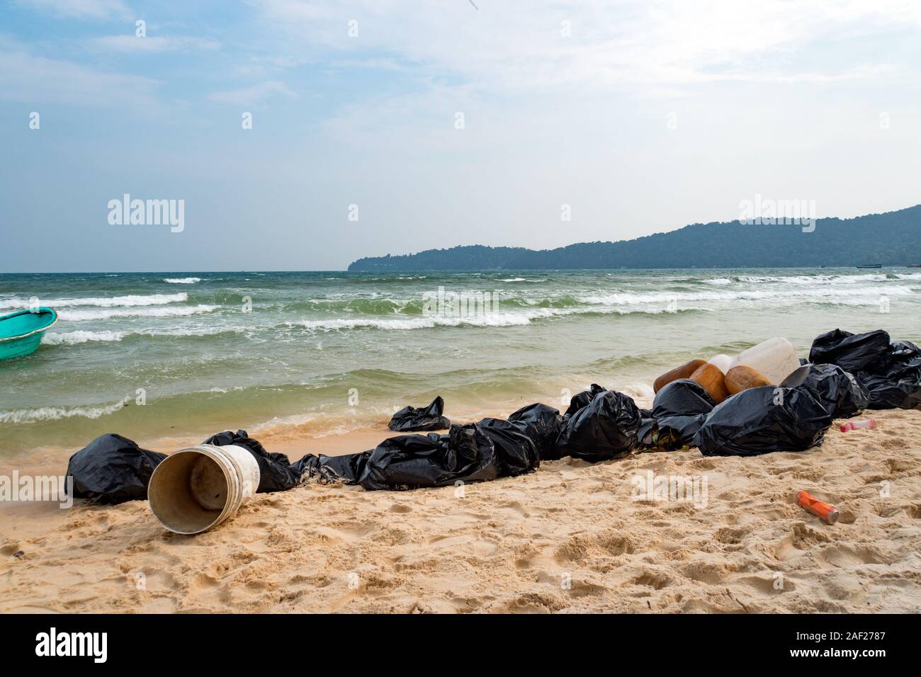 Des ordures sur la plage, la pollution de l'environnement. sacs à déchets noirs sur le sable sur une île de l'Asie. Collecte des déchets, nettoyage de la nature, les déchets co Banque D'Images