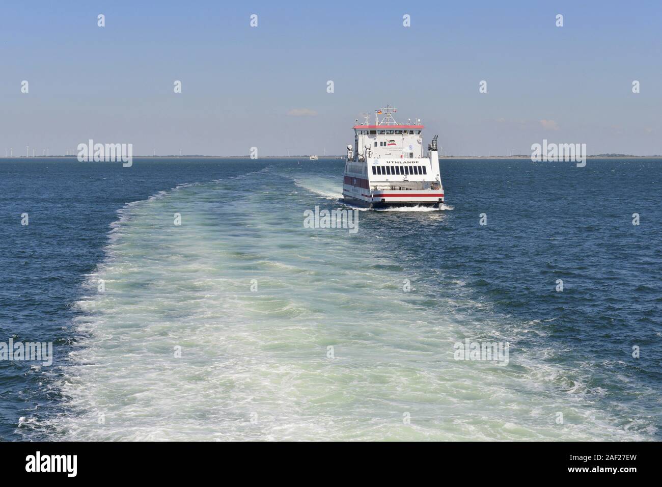 La compagnie maritime de ferry Uthlande W.D.R. à côté de la mousse de lavage à un autre traversier dans le Nord de la mer des Wadden frisonnes, 27 juillet 2018 | Le monde d'utilisation Banque D'Images